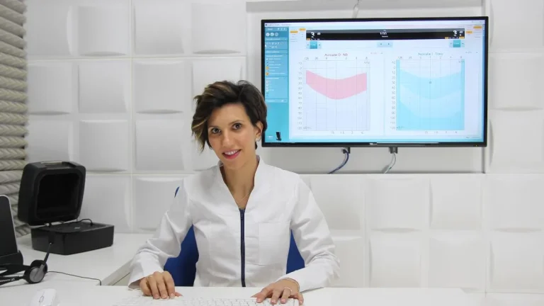 Pilar frente a pantalla